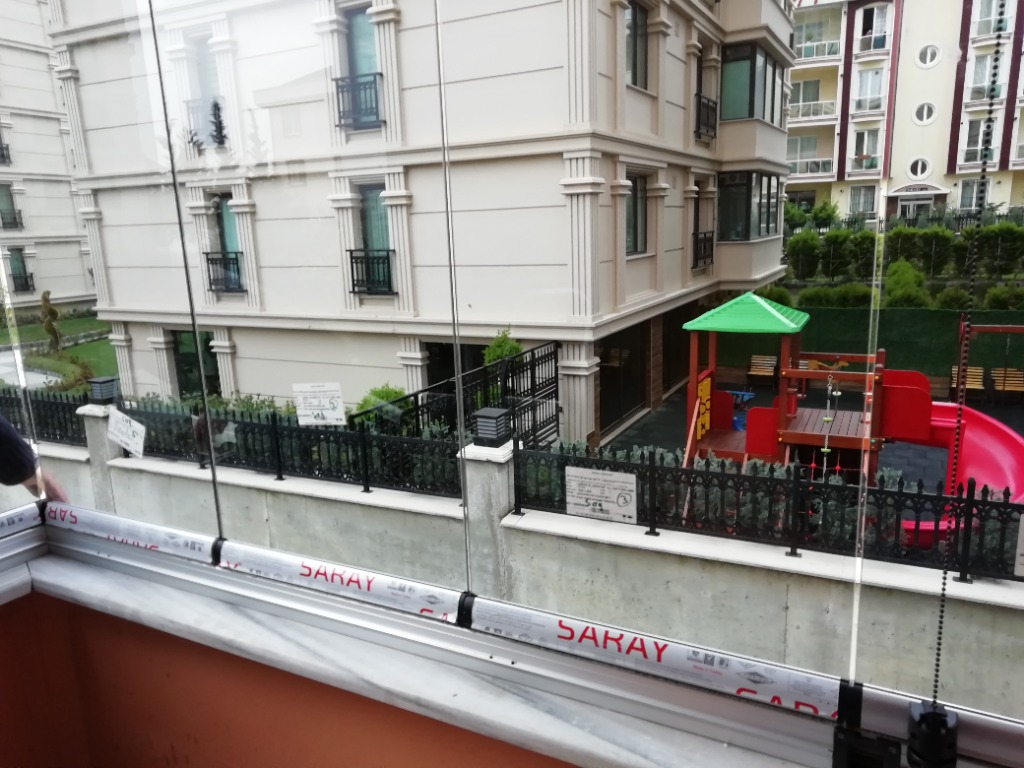 Bahçe Manzaralı Cam Balkon